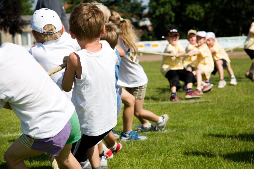 kids doing the Tug-of-war