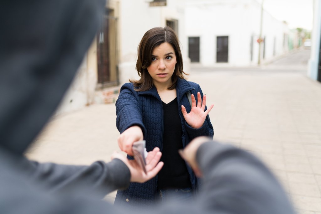 Attractive woman victim of a robbery